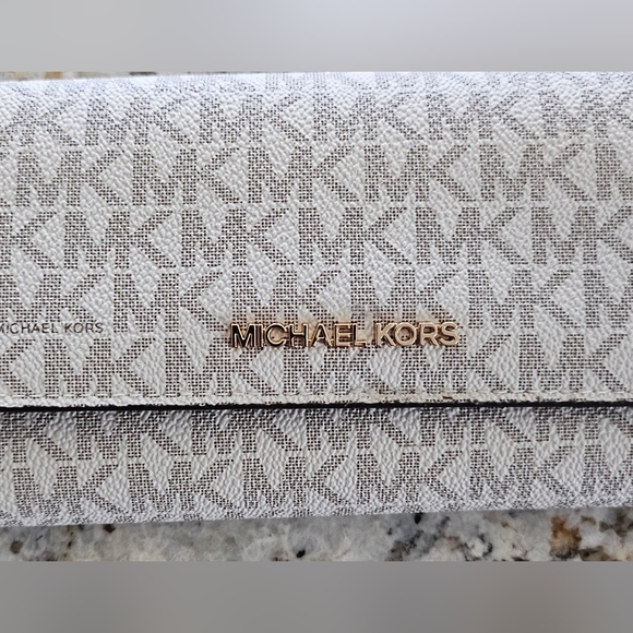 Michael Kors Jet Set Trifold LG wallet - Picture 3 of 9